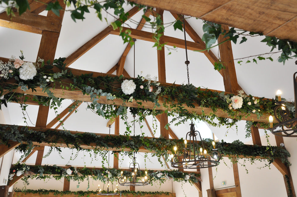 DIY : comment fleurir les poutres de la salle de réception de mon mariage ?
