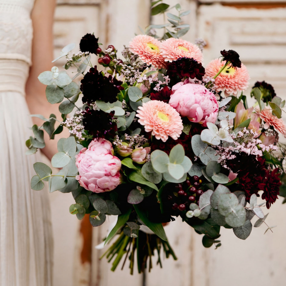Tendances mariage 2026 : le Deep Burgundy, l’élégance audacieuse qui sublime les fleurs